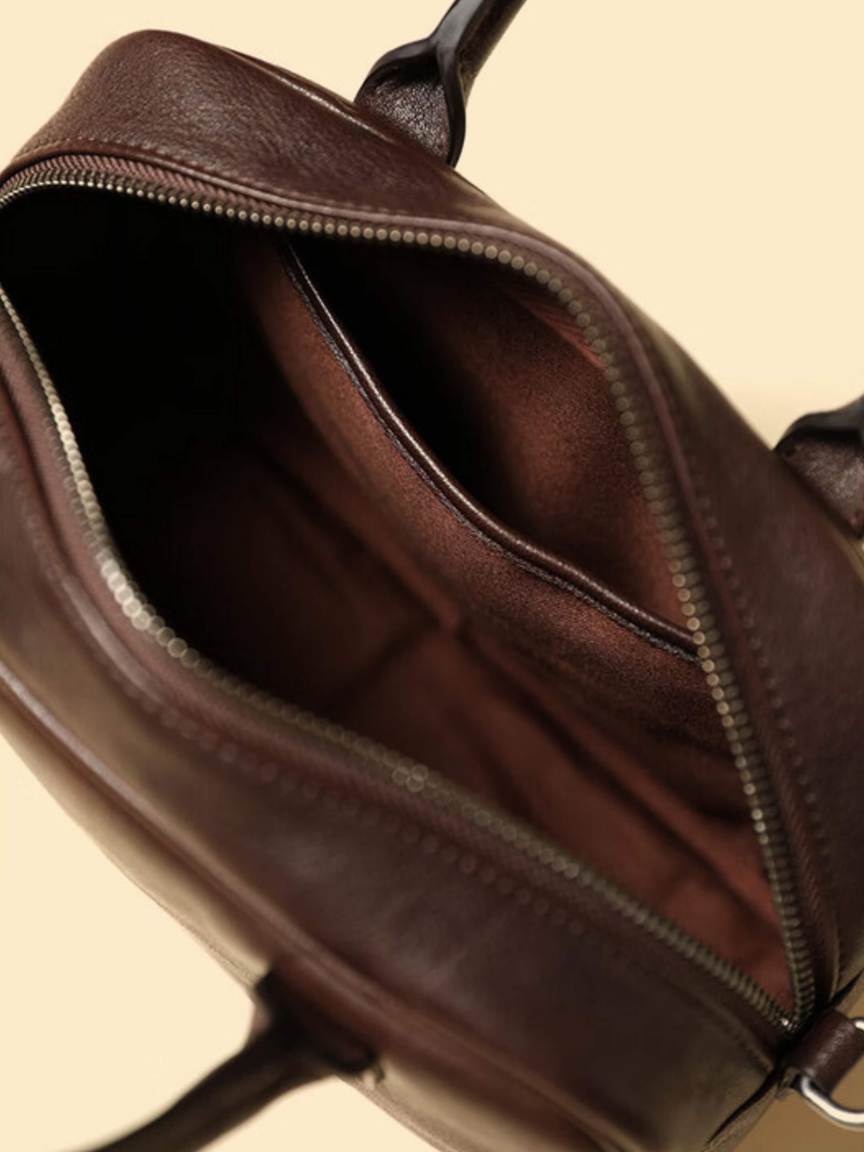 Eliza | Fyrkantig Väska med Glansig Dragkedja